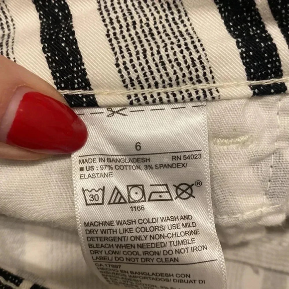 Old Navy Mid-Rise Pixie Black White Striped Chino Short Size 6 - Picture 7 of 9